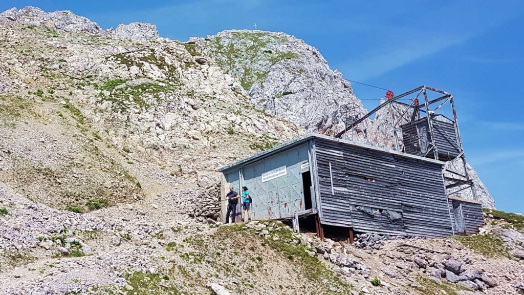 Der Ausgang des Verbindungstunnels von der Westlichen Karwendelspitze zum Südlichen Karwendelkopf