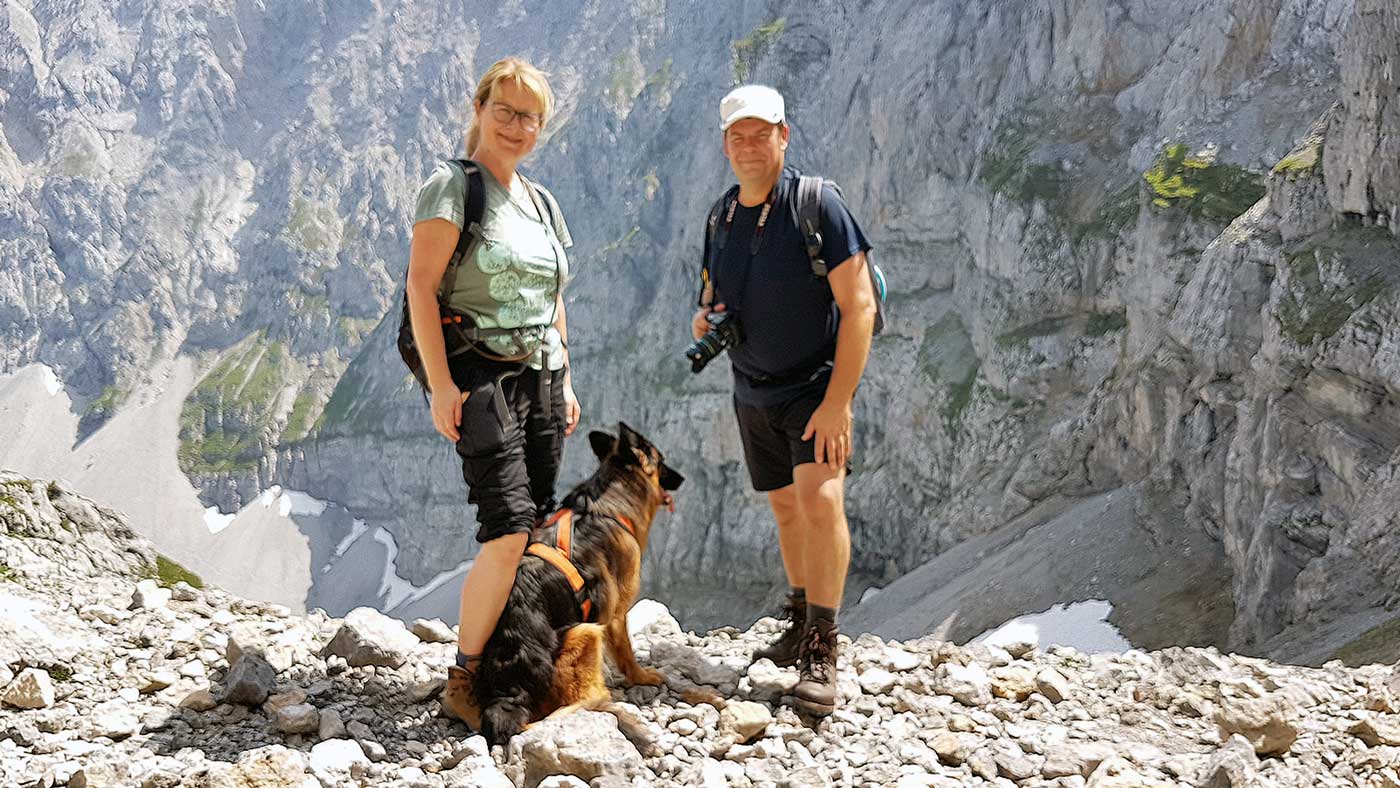 Der Autor wandert mit Frau und Hund im Dammkar