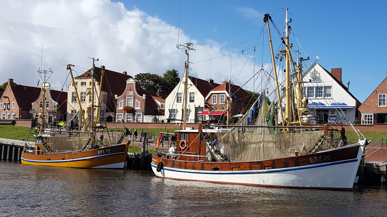 Hafen von Neuharlingersiel in Friesland mit seinen bunten Fischerbooten